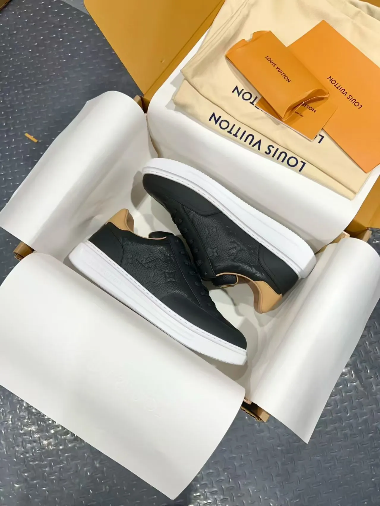 👟👟Ex-factory price 640👟👟 Vuitton Louis Vuitton Beⅴerly Hⅰll men's casual sports shoes white shoes —————————— Good looks and handsome feet, every color is huge and beautiful! A must-have item for fashionistas 🛍 Original custom-made embossed grained calfskin (not superfiber leather on the market, everyone needs to distinguish it!) symmetrical old pattern washed denim; all accessories and accessories are customized according to the original 1:1. Even the color matching of the shoelaces is customized 1:1. Original identical private model TPU outsole. Many clever little designs must have the original version to see that they are well done. The quality lies in the details! The original consistent chip tag can be directly entered into the LV official website 😏 Purchasing agent for ceiling level. Full set of Jingmei aircraft box packaging. Please look for our quality‼ ️ Please pay attention to distinguish the currency materials on the market! Code number: 37-45
